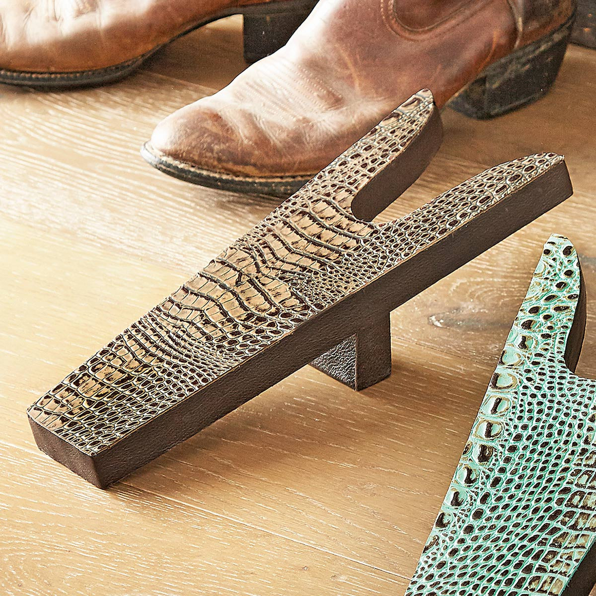 Sand Embossed Gator Print Leather Boot Jack - OVERSTOCK